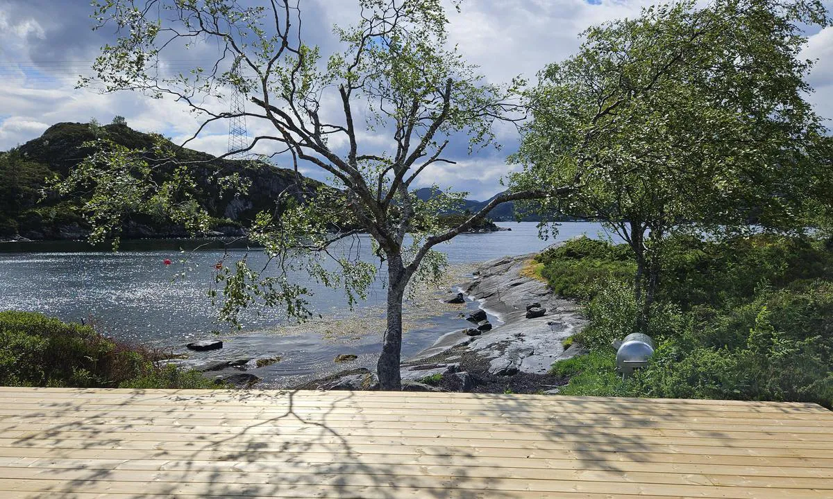 Furøya: {"base": "no", "no": "Utsikt fra plattingen.", "se": "Utsikt fr\u00e5n plattformen.", "en": "View from the deck.", "da": "Udsigt fra platformen."}