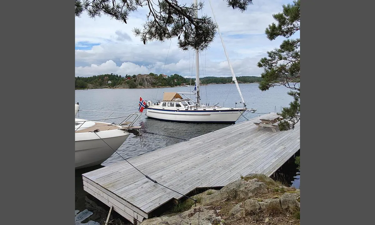 Furuholmen - Arnevik: {"base": "no", "no": "Fin dybde mot brygge", "se": "Bra djup mot brygga", "en": "Good depth near the dock", "da": "God dybde ved kajen"}