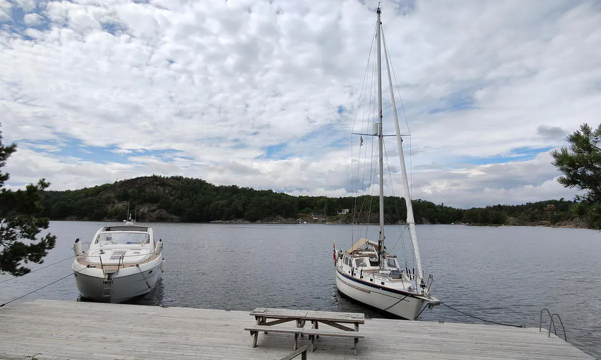 Furuholmen - Arnevik: {"base": "no", "no": "Plass til 5-6 b\u00e5ter 35 - 40 fot", "se": "Plats f\u00f6r 5-6 b\u00e5tar 35 - 40 fot", "en": "Room for 5-6 boats of 35 - 40 feet", "da": "Plads til 5-6 b\u00e5de 35 - 40 fod"}