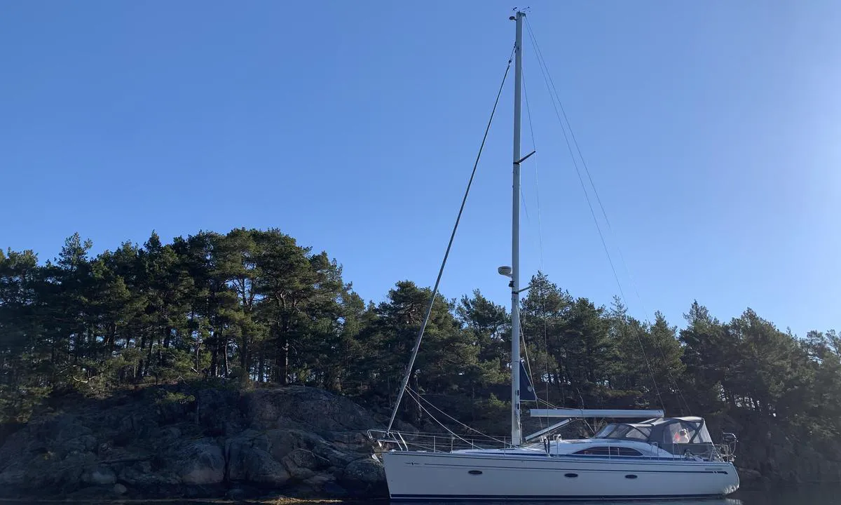 Furuholmen - Ausvika: {"base": "no", "no": "Longside med baugen inn g\u00e5r veldig fint. Br\u00e5dypt men en grunne som stikker ut i forkant av baugen p\u00e5 bildet. Kan ligge enda lenger bak ogs\u00e5 med borde styrbord og babord side. NB. Lange tau og fort\u00f8yning i tr\u00e6r og steiner. Ingen \u00f8yekroker. Ved nord\u00f8stlig vind kan vinden komme inn gjennom sundet i forkant av baugen p\u00e5 bildet.", "se": "L\u00e5ngsides med f\u00f6ren in g\u00e5r v\u00e4ldigt fint. Br\u00e5ddjupt men ett grund som sticker ut framf\u00f6r f\u00f6ren p\u00e5 bilden. Kan ligga \u00e4nnu l\u00e4ngre bak ocks\u00e5 med bord styrbord och babord sida. OBS. L\u00e5nga rep och f\u00f6rt\u00f6jning i tr\u00e4d och stenar. Inga \u00f6gonkrokar. Vid nordostlig vind kan vinden komma in genom sundet framf\u00f6r f\u00f6ren p\u00e5 bilden.", "en": "Alongside with bow in works very well. Deep water but a shallow area that protrudes in front of the bow in the picture. You can also lie even further back with sides starboard and port. NB. Long lines and mooring to trees and rocks. No eye bolts. With northeastern winds, the wind can come in through the strait in front of the bow in the picture.", "da": "Langside med st\u00e6vnen ind g\u00e5r meget fint. Br\u00e5dybt men et grundt omr\u00e5de, der stikker ud foran st\u00e6vnen p\u00e5 billedet. Kan ligge endnu l\u00e6ngere tilbage ogs\u00e5 med borde styrbord og bagbord side. NB. Lange tovv\u00e6rk og fort\u00f8jning i tr\u00e6er og sten. Ingen \u00f8jekroge. Ved nord\u00f8stlig vind kan vinden komme ind gennem sundet foran st\u00e6vnen p\u00e5 billedet."}