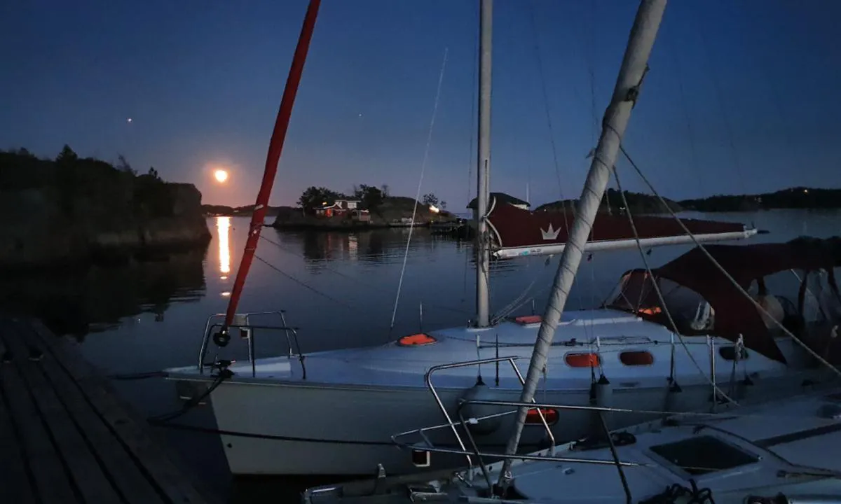 En fantastisk kveld på Furuholmen med fullmåne og blankt hav.