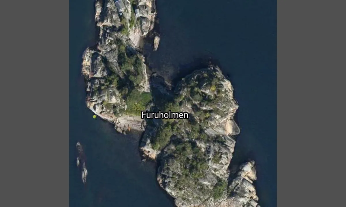 Furuholmen: {"base": "no", "no": "Brygge p\u00e5 sv-siden(anker mot land). Flott plass p\u00e5 rolig dager og solnedgangen er fantastisk her", "se": "Brygga p\u00e5 sv-sidan (ankare mot land). Fin plats p\u00e5 lugna dagar och solnedg\u00e5ngen \u00e4r fantastisk h\u00e4r", "en": "Dock on the southwest side (anchor towards land). Great spot on calm days and the sunset is fantastic here.", "da": "Kaj p\u00e5 sv-siden (anker mod land). Flot plads p\u00e5 rolige dage, og solnedgangen er fantastisk her"}