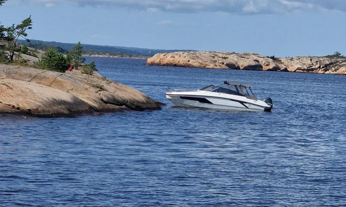 Furuholmen - Østfold: {"base": "no", "no": "Bolter i fjellet", "se": "Bultar i berget", "en": "Bolts in the rock", "da": "Bolte i klippen"}