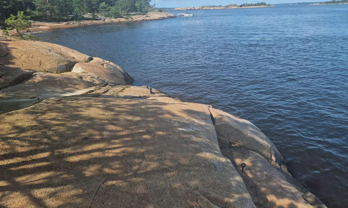 Furuholmen - Østfold: {"base": "no", "no": "Bolter i fjellet", "se": "Bultar i berget", "en": "Bolts in the rock", "da": "Bolte i fjeldet"}