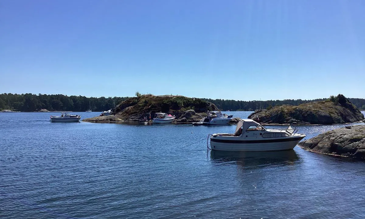 {"base": "no", "no": "Utsikt fra Furuholmen syd/syd\u00f8st, mot baksiden av St.Helena", "se": "Utsikt fr\u00e5n Furuholmen syd/syd\u00f6st, mot baksidan av St.Helena", "en": "View from Furuholmen south/southeast, towards the backside of St. Helena", "da": "Udsigt fra Furuholmen syd/syd\u00f8st, mod bagsiden af St.Helena", "fr": "Vue depuis Furuholmen sud/sud-est, vers l'arri\u00e8re de Sainte-H\u00e9l\u00e8ne", "de": "Aussicht von Furuholmen S\u00fcd/S\u00fcdost, auf die R\u00fcckseite von St. Helena", "es": "Vista desde Furuholmen sur/sureste, hacia la parte trasera de St.Helena", "it": "Vista da Furuholmen sud/sud-est, verso il retro di St.Helena", "pt": "Vista de Furuholmen sul/sudeste, para a parte de tr\u00e1s de St. Helena", "nl": "Uitzicht vanaf Furuholmen zuid/zuid-oost, naar de achterkant van St.Helena", "pl": "Widok z Furuholmen na po\u0142udnie/po\u0142udniowy wsch\u00f3d, w kierunku ty\u0142u St.Helena", "uk": "\u0412\u0438\u0434 \u0437 \u0424\u0443\u0440\u0443\u0433\u043e\u043b\u044c\u043c\u0435\u043d\u0430 \u043f\u0456\u0432\u0434\u0435\u043d\u044c/\u043f\u0456\u0432\u0434\u0435\u043d\u043d\u0438\u0439-\u0441\u0445\u0456\u0434, \u043d\u0430 \u0437\u0432\u043e\u0440\u043e\u0442\u043d\u0438\u0439 \u0431\u0456\u043a \u0421\u0435\u043d\u0442-\u0413\u0435\u043b\u0435\u043d\u0430", "ro": "Vedere de la Furuholmen spre sud/sud-est, spre spatele St. Helena", "tr": "G\u00fcney/g\u00fcneydo\u011fu Furuholmen'den, St. Helena'n\u0131n arkas\u0131na bak\u0131\u015f", "el": "\u0398\u03ad\u03b1 \u03b1\u03c0\u03cc \u03c4\u03bf Furuholmen \u03bd\u03cc\u03c4\u03b9\u03b1/\u03bd\u03bf\u03c4\u03b9\u03bf\u03b1\u03bd\u03b1\u03c4\u03bf\u03bb\u03b9\u03ba\u03ac, \u03c0\u03c1\u03bf\u03c2 \u03c4\u03b7\u03bd \u03c0\u03af\u03c3\u03c9 \u03c0\u03bb\u03b5\u03c5\u03c1\u03ac \u03c4\u03bf\u03c5 St.Helena", "cs": "V\u00fdhled z Furuholmenu na jih/jihov\u00fdchod sm\u011brem k zadn\u00ed \u010d\u00e1sti St. Heleny", "hu": "Kil\u00e1t\u00e1s Furuholmen d\u00e9li/d\u00e9lkeleti r\u00e9sz\u00e9r\u0151l, a St.Helena h\u00e1toldala fel\u00e9", "fi": "N\u00e4kym\u00e4 Furuholmenista etel\u00e4/kaakko, St. Helenan takasivulle", "bg": "\u0418\u0437\u0433\u043b\u0435\u0434 \u043e\u0442 Furuholmen \u044e\u0433/\u044e\u0433\u043e\u0438\u0437\u0442\u043e\u043a, \u043a\u044a\u043c \u0437\u0430\u0434\u043d\u0430\u0442\u0430 \u0447\u0430\u0441\u0442 \u043d\u0430 St.Helena", "sr": "\u041f\u043e\u0433\u043b\u0435\u0434 \u0441\u0430 \u0424\u0443\u0440\u0443\u0445\u043e\u043b\u043c\u0435\u043d\u0430 \u0458\u0443\u0433/\u0458\u0443\u0433\u043e\u0438\u0441\u0442\u043e\u043a, \u043a\u0430 \u0437\u0430\u0434\u045a\u043e\u0458 \u0441\u0442\u0440\u0430\u043d\u0438 \u0421\u0432.\u0408\u0435\u043b\u0435\u043d\u0435", "et": "Vaade Furuholmenist l\u00f5una/l\u00f5una-ida suunas, St. Helena tagak\u00fcljele", "lv": "Skats no Furuholmen uz dienvidiem/dienvidaustrumiem, uz St. Helenas aizmuguri.", "lt": "Vaizdas nuo Furuholmeno piet\u0173/pietry\u010di\u0173 kryptimis, \u012f St.Helena u\u017enugar\u012f"}