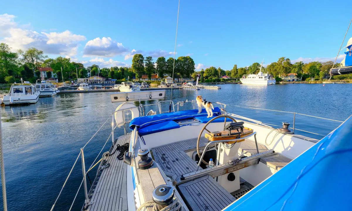 Furusund Gästhamn: {"base": "se", "no": "September m\u00e5ned. Ganske tomt i havnen", "se": "September m\u00e5nad. Ganska tomt i hamnen", "en": "September month. Fairly empty in the harbour", "da": "September m\u00e5ned. Ret tomt i havnen"}