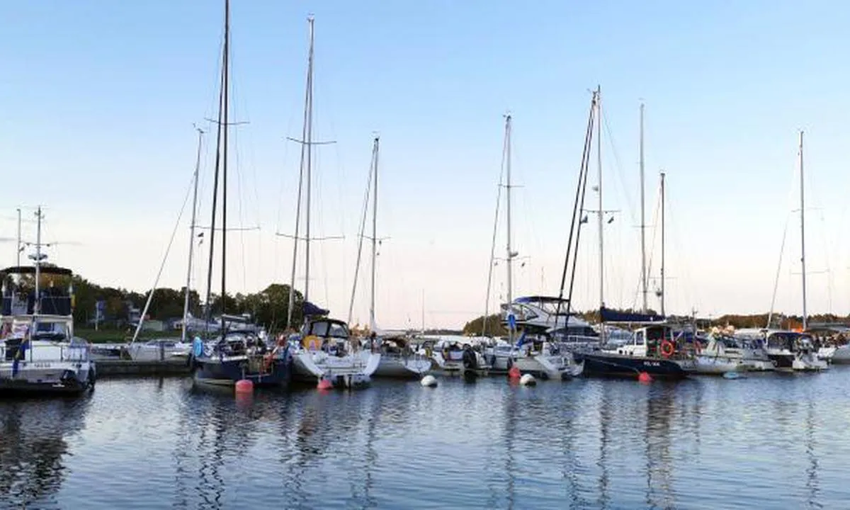 {"base": "se", "no": "Furusund Gjestehavn", "se": "Furusund G\u00e4sthamn", "en": "Furusund Guest Harbor", "da": "Furusund G\u00e6stehavn"}
