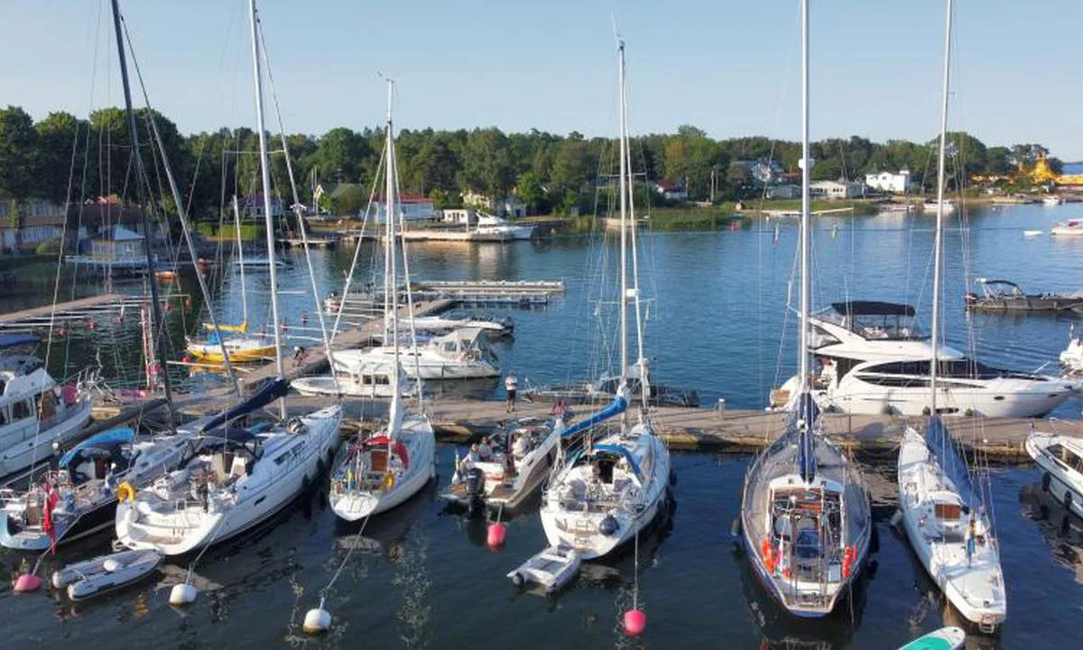 {"base": "se", "no": "Furusund Gjestehavn", "se": "Furusund G\u00e4sthamn", "en": "Furusund Guest Harbor", "da": "Furusund G\u00e6stehavn"}