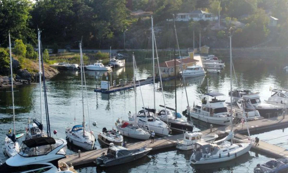 {"base": "se", "no": "Furusund Gjestehavn", "se": "Furusund G\u00e4sthamn", "en": "Furusund Guest Harbor", "da": "Furusund G\u00e6stehavn"}