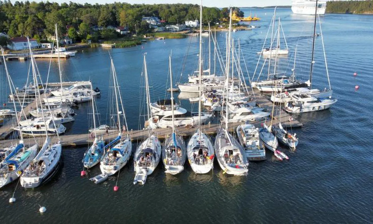 {"base": "se", "no": "Furusund Gjestehavn", "se": "Furusund G\u00e4sthamn", "en": "Furusund Guest Harbor", "da": "Furusund G\u00e6stehavn"}