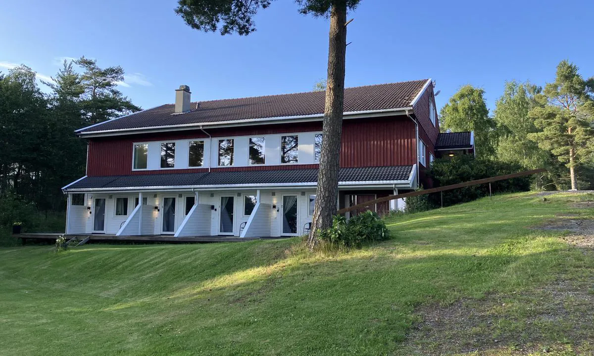 {"base": "no", "no": "Furutangen hovedhus hvor dusj og toalett befinner seg", "se": "Furutangen huvudbyggnad d\u00e4r dusch och toalett finns", "en": "Furutangen main house where shower and toilet are located", "da": "Furutangen hovedhus hvor brusebad og toilet befinder sig"}