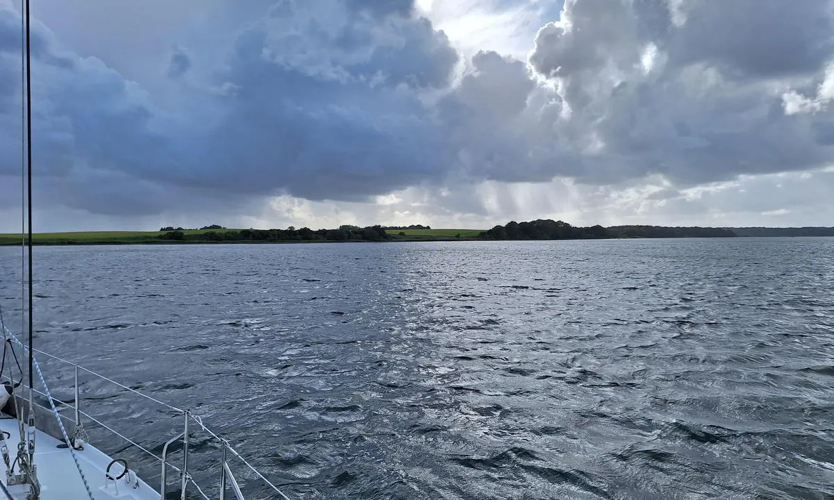Gamborg fjord: {"base": "no", "no": "Godt le for b\u00f8lger, selv i kuling utenfor, men her inne er vannet er nesten flatt. Det er 300 meter til land. Her er bunnen flat p\u00e5 rundt 5 meter, god holdebunn, det skr\u00e5r langsomt opp mot land halveis inne er det omlag 1.5m. Et utmerket alternativ i SV og Vestlig kuling.", "se": "Bra skydd mot v\u00e5gor, \u00e4ven vid kuling utanf\u00f6r, men h\u00e4r inne \u00e4r vattnet n\u00e4stan stilla. Det \u00e4r 300 meter till land. H\u00e4r \u00e4r botten flat p\u00e5 runt 5 meter, bra f\u00e4ste, det sluttar l\u00e5ngsamt upp mot land halvv\u00e4gs in \u00e4r det ungef\u00e4r 1,5m. Ett utm\u00e4rkt alternativ vid SV och v\u00e4stlig kuling.", "en": "Good protection from waves, even in a gale outside, but inside the water is almost flat. It is 300 meters to shore. The bottom is flat at around 5 meters, good holding ground, it slopes slowly up towards the shore, halfway in it is about 1.5 meters. An excellent option in SW and Westerly gales.", "da": "Godt l\u00e6 for b\u00f8lger, selv i kuling udenfor, men herinde er vandet n\u00e6sten fladt. Der er 300 meter til land. Her er bunden flad p\u00e5 omkring 5 meter, god holdebund, det skr\u00e5ner langsomt op mod land halvvejs inde er det omkring 1.5m. Et fremragende alternativ i SV og Vestlige kuling."}