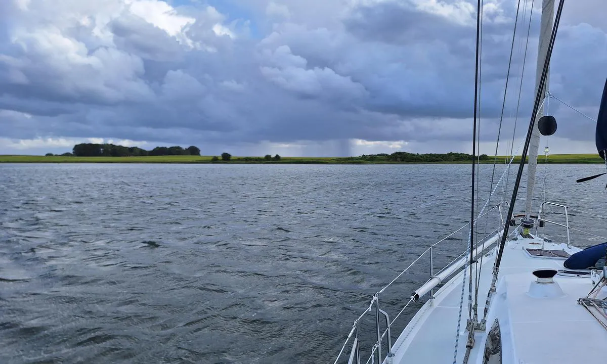 Gamborg fjord: {"base": "no", "no": "Godt sted \u00e5 s\u00f8ke ly for kulingen. Her er det tryggere \u00e5 ankre siden det er god plass og bunnen er flat p\u00e5 ca. 5 meter over et stort omr\u00e5de. Anbefales over F\u00e6n\u00f8 sund der det kan v\u00e6re en utfordring \u00e5 ankre.", "se": "Bra st\u00e4lle att s\u00f6ka l\u00e4 f\u00f6r kulingen. H\u00e4r \u00e4r det s\u00e4krare att ankra eftersom det finns gott om plats och bottnen \u00e4r flat p\u00e5 ca. 5 meter \u00f6ver ett stort omr\u00e5de. Rekommenderas \u00f6ver F\u00e6n\u00f8 sund d\u00e4r det kan vara en utmaning att ankra.", "en": "A good place to seek shelter from the gale. It is safer to anchor here as there is plenty of space and the bottom is flat at around 5 meters over a large area. Recommended over F\u00e6n\u00f8 Sund where anchoring can be challenging.", "da": "Godt sted at s\u00f8ge ly mod st\u00e6rk vind. Her er det tryggere at ankre, da der er god plads og bunden er flad p\u00e5 ca. 5 meter over et stort omr\u00e5de. Anbefales over F\u00e6n\u00f8 sund, hvor det kan v\u00e6re en udfordring at ankre."}
