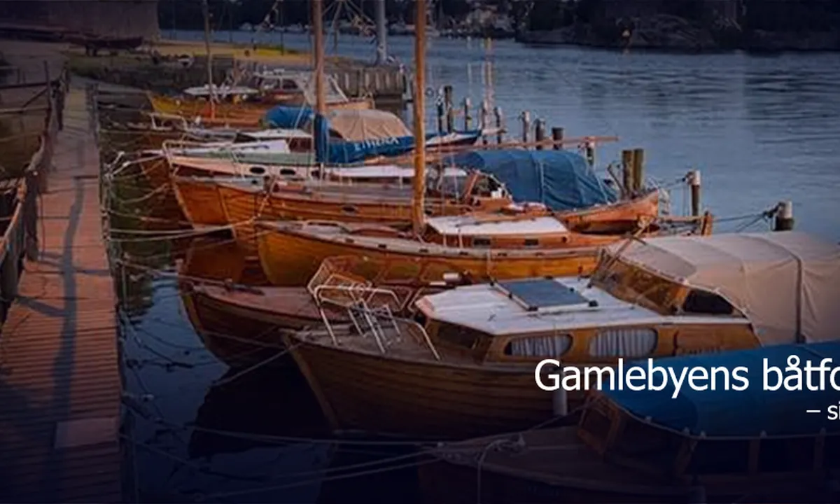 Gamlebyens Båtforening tilbyr gjesteplasser for båter rett ved Gamlebyen i Fredrikstad. Gjesteplassene ligger ved en romslig brygge, kun en kort spasertur fra den historiske festningsbyen, med restauranter, kafeer, butikker og kulturtilbud like i nærheten.

Ved innseiling er det viktig å ta hensyn til strømforholdene i elven og holde lav fart inn mot bryggene.

Alle båter skal fortøyes med to akterfortøyninger med lodd og to baugfortøyninger med strekkavlastere. Fendre begge sider for å unngå skader på nabobåter. Vis hensyn til andre gjester og naboer ved å holde et lavt støynivå. Forsøpling er ikke tillatt.

Når leieforholdet er over, skal plassen forlates i samme stand som ved ankomst. Eksisterende fortøyninger skal brukes slik de er satt opp og skal ikke endres eller fjernes.

Nyt en idyllisk gjesteplass mens du opplever alt Fredrikstad har å by på.