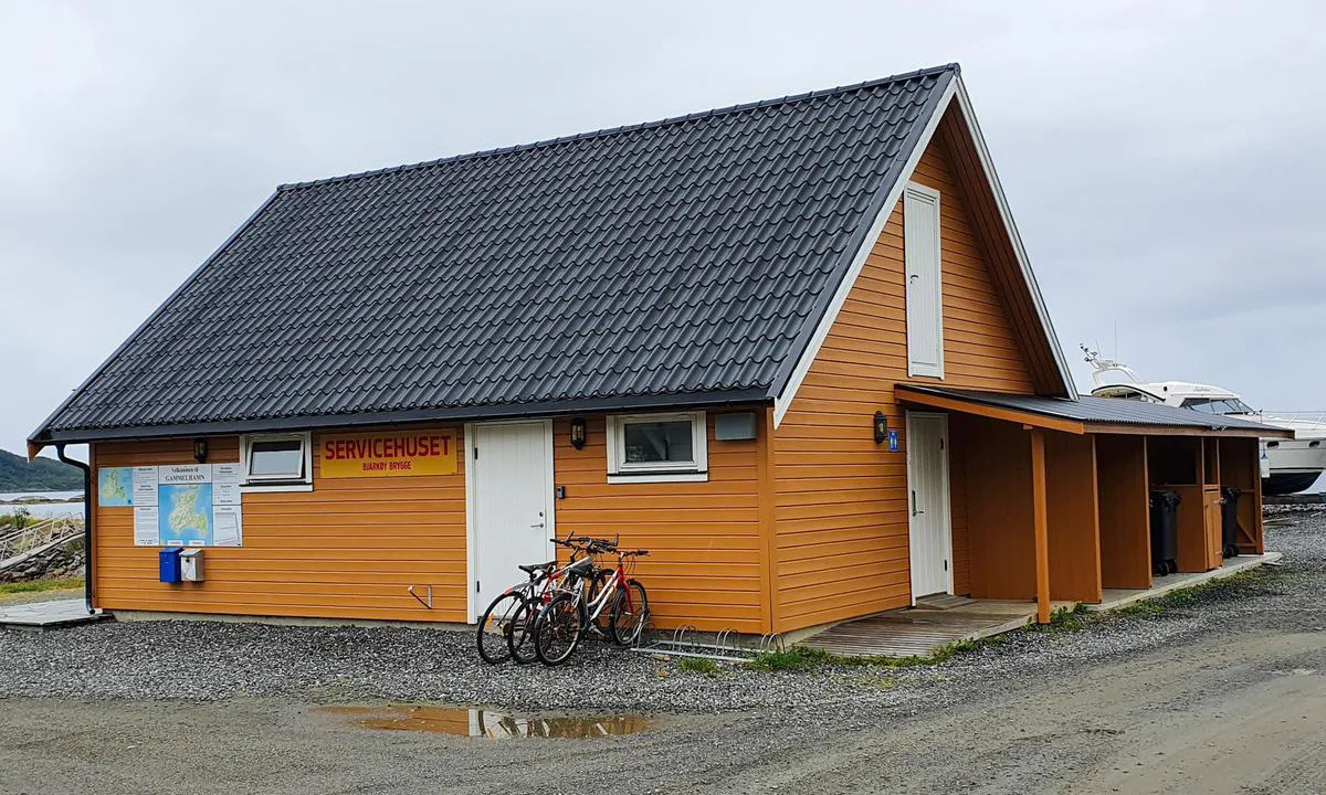 {"base": "se", "no": "Servicehus i Eldhamn", "se": "Servicehus i Gammelhamn", "en": "Service building in Old Harbour", "da": "Servicebygning i Gamle Havn"}
