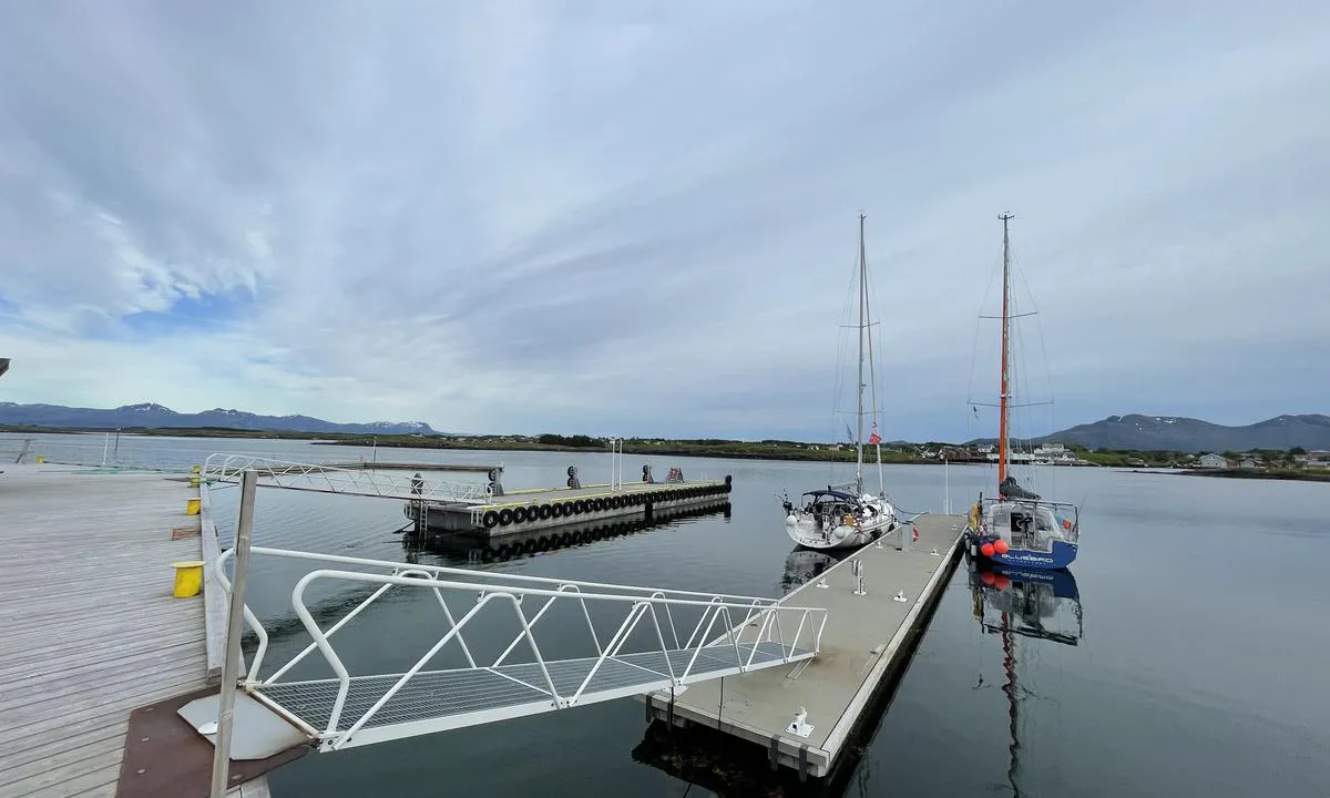 Gardsøya Gjestehavn: Flotte brygger med strøm og vann. Betaling på Vips kr 150. Hurtigbåt kaia til venstre.