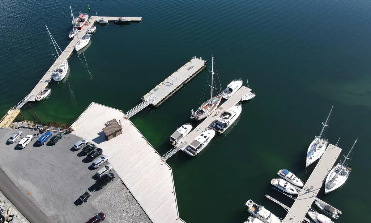 Gardsøya Gjestehavn: Den «ledige» flytekaien blir brukt av rutebåtar