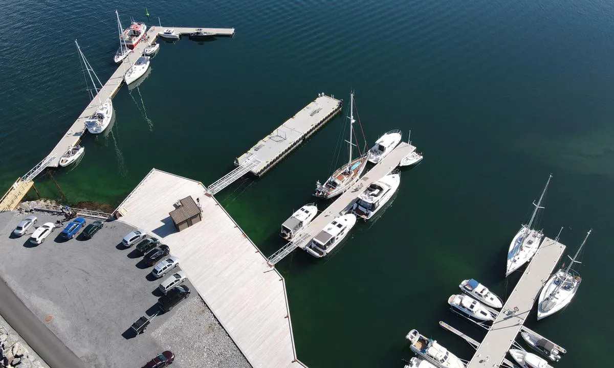 Gardsøya Gjestehavn: {"base": "no", "no": "Den \u00abledige\u00bb flytekaien blir brukt av ruteb\u00e5tar", "se": "Den \u00ablediga\u00bb flytbryggan anv\u00e4nds av f\u00e4rjor", "en": "The 'available' floating dock is used by ferry boats", "da": "Den \u00abledige\u00bb flydebroen bliver brugt af ruteb\u00e5de"}