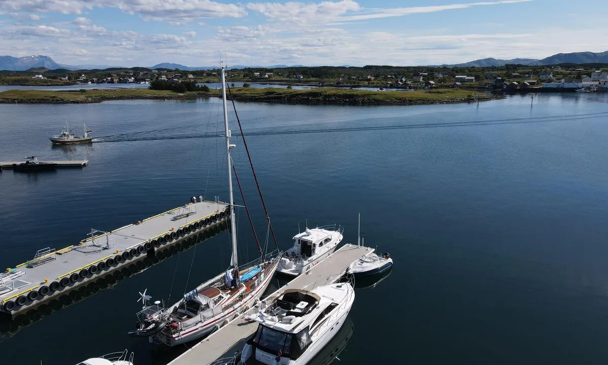 Gardsøya Gjestehavn: {"base": "no", "no": "Moderne og fine brygger", "se": "Moderna och fina bryggor", "en": "Modern and fine docks", "da": "Moderne og fine broer"}