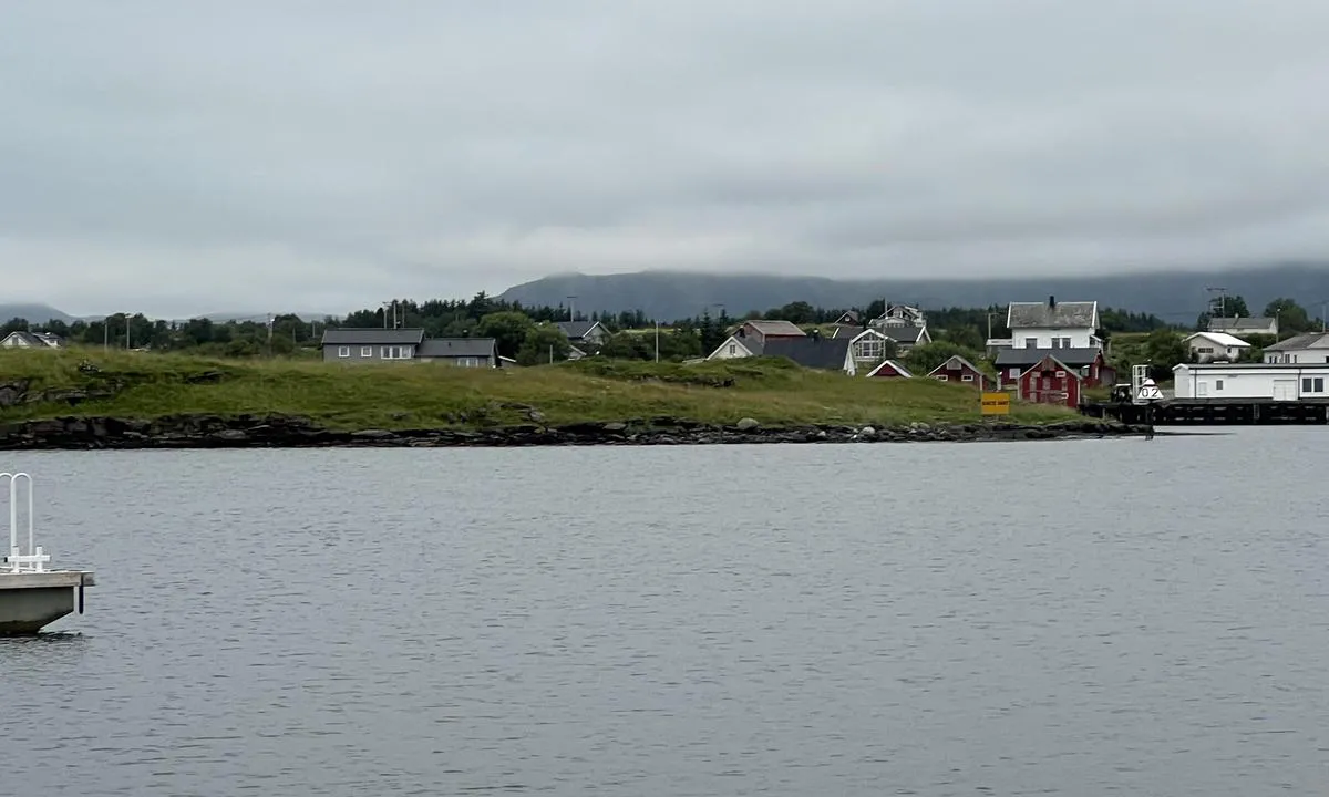 Gardsøya Gjestehavn: {"base": "no", "no": "Ledig flott gjestebrygge, som kommer til \u00e5 bli enda bedre n\u00e5r den blir ferdig p\u00e5 land. Det viktigste, vann og str\u00f8m er p\u00e5 plass. Den ligger rett bed verdensarvsenteret, som er veldig flott, l\u00e6rerikt og til ettertanke. Anbefales virkelig!\r\nMen n\u00e5r raske b\u00e5ter og hurtigb\u00e5ten sanna kommer for full fart, n\u00f8kker det voldsomt for b\u00e5tene p\u00e5 den ytterste brygga. Vi l\u00e5 i seilb\u00e5t p\u00e5 innsiden, og fikk \u00f8delagt en fender. Dere b\u00f8r sette sakte fart skiltet lengre ut, slik at farten ( forh\u00e5pentlig) senkes f\u00f8r den ytterste brygga. Vi vil ikke ligge der f\u00f8r det er gjort.", "se": "Ledig flott g\u00e4stbrygga, som kommer bli \u00e4nnu b\u00e4ttre n\u00e4r den blir f\u00e4rdig p\u00e5 land. Det viktigaste, vatten och el \u00e4r p\u00e5 plats. Den ligger precis vid v\u00e4rldsarvscentret, som \u00e4r v\u00e4ldigt flott, l\u00e4rorikt och tankev\u00e4ckande. Rekommenderas verkligen! Men n\u00e4r snabba b\u00e5tar och snabb\u00e5ten Sanna kommer i full fart, gungar det v\u00e5ldsamt f\u00f6r b\u00e5tarna p\u00e5 den yttersta bryggan. Vi l\u00e5g i segelb\u00e5t p\u00e5 insidan, och en fender gick s\u00f6nder. Ni b\u00f6r s\u00e4tta upp skyltar om l\u00e5g fart l\u00e4ngre ut, s\u00e5 att farten (f\u00f6rhoppningsvis) minskas innan den yttersta bryggan. Vi kommer inte att ligga d\u00e4r innan det \u00e4r gjort.", "en": "Available nice guest pier, which will become even better when it is completed on land. The most important things, water and electricity, are in place. It is located right next to the World Heritage Center, which is very nice, educational, and thought-provoking. Highly recommended! However, when fast boats and the express boat Sanna come at full speed, it creates a significant surge for the boats on the outermost pier. We were on a sailboat on the inside and had a fender damaged. You should place the slow speed sign further out so that the speed (hopefully) is reduced before reaching the outermost pier. We will not stay there until that is done.", "da": "Ledig flot g\u00e6stebro, som kommer til at blive endnu bedre, n\u00e5r den er f\u00e6rdig p\u00e5 land. Det vigtigste, vand og str\u00f8m er p\u00e5 plads. Den ligger lige ved verdensarvscentret, som er meget flot, l\u00e6rerigt og tankev\u00e6kkende. Anbefales virkelig!\nMen n\u00e5r hurtige b\u00e5de og hurtigb\u00e5den sanna kommer med fuld fart, rykker det voldsomt for b\u00e5dene ved den yderste bro. Vi l\u00e5 i sejlb\u00e5d p\u00e5 indersiden og fik \u00f8delagt en fender. I b\u00f8r s\u00e6tte en langsom fart skilt l\u00e6ngere ude, s\u00e5 farten (forh\u00e5bentlig) s\u00e6nkes f\u00f8r den yderste bro. Vi vil ikke ligge der, f\u00f8r det er gjort."}