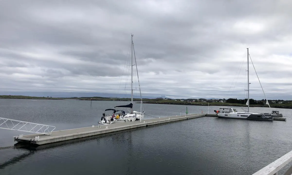 Gardsøya Gjestehavn: {"base": "no", "no": "Ytre del av gjestehavna.", "se": "Yttre delen av g\u00e4sthamnen.", "en": "Outer part of the guest harbor.", "da": "Ydre del af g\u00e6stehavnen."}