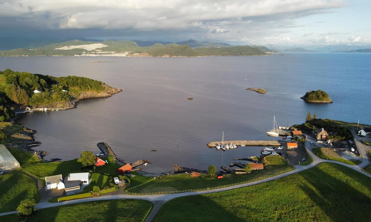 Gardsvågen: {"base": "no", "no": "God plass til \u00e5 ligge p\u00e5 eget anker. Beskyttet mot vind fra nord og vest", "se": "Gott om plats att ligga p\u00e5 eget ankare. Skyddad mot vind fr\u00e5n norr och v\u00e4st", "en": "Good space to anchor on your own anchor. Protected against wind from the north and west.", "da": "God plads til at ligge p\u00e5 eget anker. Beskyttet mod vind fra nord og vest"}