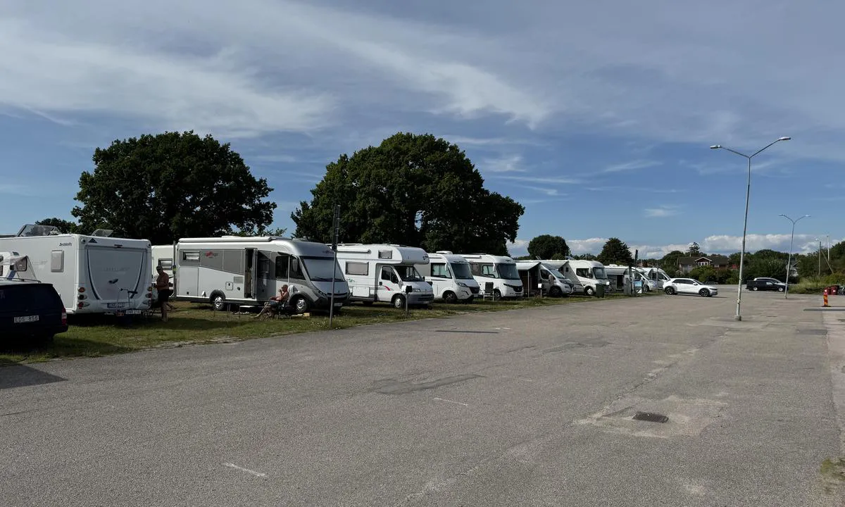 {"base": "en", "no": "Det er en campingplass rett innenfor marinaen i Garpahamnen", "se": "Det finns en campingplats precis innanf\u00f6r marinan i Garpahamnen", "en": "There is a camping site just inside the marina of Garpahamnen", "da": "Der er en campingplads lige indenfor marinaen i Garpahamnen"}