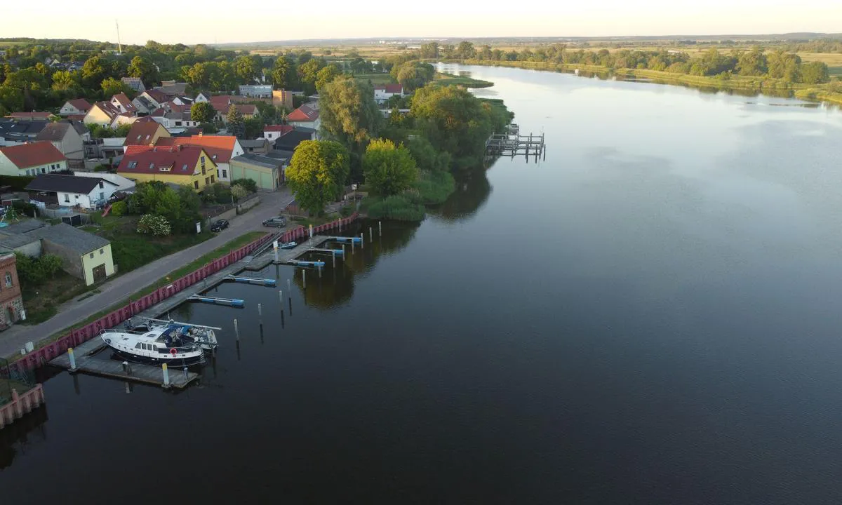 {"base": "de", "no": "Gartz ved flytebryggen", "se": "Gartz vid flytbryggan", "en": "Gartz at the floating dock", "da": "Gartz ved flydebroen", "fr": "Gartz \u00e0 la passerelle flottante", "de": "Gartz am Schwimmsteg", "es": "Gartz en el muelle flotante", "it": "Gartz al pontile galleggiante", "pt": "Gartz no cais flutuante", "nl": "Gartz aan de drijvende steiger", "pl": "Gartz przy pomo\u015bcie p\u0142ywaj\u0105cym", "uk": "\u0413\u0430\u0440\u0446 \u0431\u0456\u043b\u044f \u043f\u043b\u0430\u0432\u0443\u0447\u043e\u0433\u043e \u043f\u0440\u0438\u0447\u0430\u043b\u0443", "ro": "Gartz la debarcaderul plutitor", "tr": "Gartz su y\u00fczeyindeki y\u00fczer iskelede", "el": "\u0393\u03ba\u03ac\u03c1\u03c4\u03c2 \u03c3\u03c4\u03bf\u03bd \u03c0\u03bb\u03c9\u03c4\u03cc \u03c0\u03c1\u03bf\u03b2\u03bb\u03ae\u03c4\u03b1", "cs": "Gartz na plovouc\u00edm molu", "hu": "Gartz az \u00fasz\u00f3m\u00f3l\u00f3n", "fi": "Gartz kelluvalla laiturilla", "bg": "\u0413\u0430\u0440\u0446 \u043d\u0430 \u043f\u043b\u0430\u0432\u0430\u0449\u0438\u044f \u043a\u0435\u0439", "sr": "\u0413\u0430\u0440\u0446 \u043d\u0430 \u043f\u043b\u0443\u0442\u0430\u0458\u0443\u045b\u0435\u043c \u043c\u043e\u043b\u0443", "et": "Gartz ujuvkaides", "lv": "Gartz pie peldo\u0161\u0101 piest\u0101tnes", "lt": "Gartz prieplaukoje su plaukiojan\u010diu pontonu"}