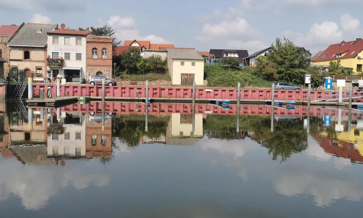 {"base": "de", "no": "Gartz <br>Legge til mellom p\u00e6ler ved flytebryggen", "se": "Gartz <br>Anknytning mellan dalb och flytbryggan", "en": "Gartz Mooring between dolphins at the finger pier", "da": "Gartz Fort\u00f8j mellem p\u00e6le ved fingerbroen", "fr": "Gartz Amarrer entre les pilotis sur le ponton en T", "de": "Gartz Anlegen zwischen Dalben am Fingersteg", "es": "Gartz <html>Anclar entre pilotes en el muelle de dedos</html>", "it": "Gartz Ormeggiare tra i pali al pontile laterale", "pt": "Gartz Amarrar entre estacas no pont\u00e3o de dedos", "nl": "Gartz Aanmeren tussen dukdalven bij de vingerpier", "pl": "Gartz Cumowanie mi\u0119dzy dalbami przy odnodze pomostu", "uk": "\u0413\u0430\u0440\u0446 \u0421\u0442\u0456\u0439 \u043c\u0456\u0436 \u043f\u0430\u043b\u0456 \u0431\u0456\u043b\u044f \u043f\u0430\u043b\u044c(mooring) \u043d\u0430\u0441\u0442\u0438\u043b\u0443 \u043d\u0430 \u043f\u0430\u043b\u044c\u0446\u0456", "ro": "Gartz <br> A\u015fezarea \u00eentre Dalben la debarcader", "tr": "Gartz Dalbalar\u0131n aras\u0131ndaki parmak iskeleye yana\u015fmak", "el": "\u03a0\u03c1\u03cc\u03c3\u03b4\u03b5\u03c3\u03b7 \u03bc\u03b5\u03c4\u03b1\u03be\u03cd \u03c4\u03c9\u03bd \u03b4\u03bf\u03ba\u03ce\u03bd \u03c3\u03c4\u03b7\u03bd \u03c0\u03c1\u03bf\u03b2\u03bb\u03ae\u03c4\u03b1 \u03bc\u03b5 \u03b4\u03ac\u03c7\u03c4\u03c5\u03bb\u03b1", "cs": "Gartz <br> P\u0159\u00edjezd mezi d\u0159ev\u011bn\u00e9 piloty k prstu molu", "hu": "Gartz: Kik\u00f6t\u00e9s oszlopok k\u00f6z\u00f6tt az ujjm\u00f3l\u00f3n\u00e1l", "fi": "Kiinnittyminen paalujen v\u00e4liin aisapaikalle", "bg": "\u0410\u043a\u043e\u0441\u0442\u0438\u0440\u0430\u043d\u0435 \u0432 \u0413\u0430\u0440\u0442\u0446 \u043c\u0435\u0436\u0434\u0443 \u0434\u0430\u043b\u0431\u0435 \u0438 \u043f\u0440\u044a\u0441\u0442\u043e\u0432\u0438\u044f\u0442 \u043a\u0435\u0439", "sr": "Gartz \u041f\u0440\u0438\u0432\u0435\u0437\u0438\u0432\u0430\u045a\u0435 \u0438\u0437\u043c\u0435\u0452\u0443 \u0441\u0442\u0443\u0431\u043e\u0432\u0430 \u043d\u0430 \u043f\u0440\u0438\u0441\u0442\u0430\u043d\u0438\u0448\u0442\u0443 \u0441 \u043f\u0440\u0441\u0442\u0438\u043c\u0430", "et": "Gartz Sildumine poomkai \u00e4\u00e4res poide vahel", "lv": "Piest\u0101tne starp dalb\u0101m pie pirkst\u0113ga", "lt": "Gartz \u0160vartuotis tarp poli\u0173 prie pir\u0161to prieplaukos"}