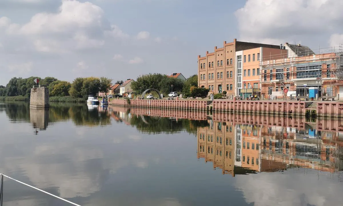 {"base": "de", "no": "Fort\u00f8y langs Bollwerk i Gartz", "se": "Gartz l\u00e4gg till l\u00e5ngsides vid kajen", "en": "Moore alongside the quay in Gartz", "da": "Gartz l\u00e6gge til langsiden ved bolv\u00e6rket", "fr": "S'amarrer longitudinalement au quai \u00e0 Gartz", "de": "Gartz anlegen l\u00e4ngsseits am Bollwerk", "es": "Gartz atracar a lo largo del muelle", "it": "Gartz attraccare lungo il molo", "pt": "Aproxime-se ao Bollwerk e amarre ao lado", "nl": "Gartz zijwaarts aanleggen aan de kade", "pl": "Gartz: cumowanie burt\u0105 do nabrze\u017ca", "uk": "\u0428\u0432\u0430\u0440\u0442\u0443\u0432\u0430\u0442\u0438\u0441\u044f \u0432 \u0413\u0430\u0440\u0442\u0446\u0456 \u0443\u0437\u0434\u043e\u0432\u0436 \u043f\u0440\u0438\u0447\u0430\u043b\u0443", "ro": "Gartz acostare de-a lungul cheului", "tr": "Gartz yana\u015fma, r\u0131ht\u0131m boyunca", "el": "\u03a0\u03c1\u03bf\u03c3\u03b4\u03ad\u03c3\u03b5\u03c4\u03b5 \u03ba\u03b1\u03c4\u03ac \u03bc\u03ae\u03ba\u03bf\u03c2 \u03c4\u03bf\u03c5 \u03bb\u03b9\u03bc\u03b5\u03bd\u03bf\u03b2\u03c1\u03b1\u03c7\u03af\u03bf\u03bd\u03b1 \u03c3\u03c4\u03bf \u0393\u03ba\u03ac\u03c1\u03c4\u03c2", "cs": "P\u0159ist\u00e1t v Gartz pod\u00e9l p\u0159\u00edstavn\u00edho mola", "hu": "Gartz kik\u00f6t\u00e9s hosszir\u00e1nyban a m\u00f3l\u00f3n\u00e1l", "fi": "L\u00e4hetyslaiva Gartz laituriin kiinnitettyn\u00e4 bollwerk'in viereen", "bg": "\u0413\u0430\u0440\u0446 \u043f\u0440\u0438\u0441\u0442\u0430\u0432\u0430\u043d\u0435 \u0434\u043b\u044a\u0436 \u043a\u0435\u0439\u043e\u0432\u043e\u0442\u043e \u0443\u043a\u0440\u0435\u043f\u043b\u0435\u043d\u0438\u0435", "sr": "\u0413\u0430\u0440\u0446 \u043f\u0440\u0438\u0441\u0442\u0430\u0442\u0438 \u0443\u0437\u0434\u0443\u0436\u043d\u043e \u0443\u0437 \u043f\u0440\u0438\u0441\u0442\u0430\u043d\u0438\u0448\u0442\u0435", "et": "Kinnitage Gartz piki kai \u00e4\u00e4rde", "lv": "Piest\u0101t Gartz gareniski pie Bollwerk", "lt": "Gartz \u0161vartuotis prie prieplaukos \u0161ono"}