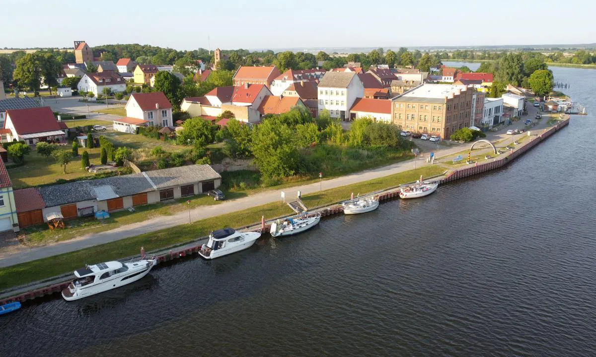 {"base": "de", "no": "Gartz legge til ved bolverket", "se": "Gartz l\u00e4gga till vid bolverk", "en": "Gartz mooring at the jetty", "da": "Gartz l\u00e6gge til ved bolv\u00e6rket", "fr": "Amarrer \u00e0 Gartz \u00e0 la jet\u00e9e", "de": "Gartz anlegen am Bollwerk", "es": "Amarrar en Gartz en el muelle de defensa", "it": "Gartz ormeggiare al molo", "pt": "Gartz atracar no atracadouro", "nl": "Gartz aanleggen bij de kade", "pl": "Gartz cumowa\u0107 przy nabrze\u017cu", "uk": "\u0428\u0432\u0430\u0440\u0442\u0443\u0432\u0430\u043d\u043d\u044f \u0432 \u0413\u0430\u0440\u0446\u0456 \u0431\u0456\u043b\u044f \u043f\u0440\u0438\u0447\u0430\u043b\u044c\u043d\u043e\u0433\u043e \u043c\u0430\u0439\u0434\u0430\u043d\u0447\u0438\u043a\u0430", "ro": "Gartz acostare la chei", "tr": "Bollwerk'e Gartz'ta yana\u015fma", "el": "Gartz \u03b4\u03ad\u03c3\u03b9\u03bc\u03bf \u03c3\u03c4\u03bf\u03bd \u03bc\u03cc\u03bb\u03bf", "cs": "Gartz p\u0159ist\u00e1t u mola", "hu": "Gartz kik\u00f6t\u00e9s a Bollwerkn\u00e9l", "fi": "Gartz kiinnitty\u00e4 laituriin", "bg": "\u041f\u0440\u0438\u0441\u0442\u0430\u043d\u0438\u0449\u0435 \u0413\u0430\u0440\u0446: \u0430\u043a\u043e\u0441\u0442\u0438\u0440\u0430\u043d\u0435 \u0434\u043e \u0443\u043a\u0440\u0435\u043f\u043b\u0435\u043d\u0438\u0435\u0442\u043e", "sr": "Gartz \u043f\u0440\u0438\u0441\u0442\u0430\u043d\u0438\u0442\u0435 \u043d\u0430 \u043f\u0440\u0438\u0441\u0442\u0430\u043d\u0438\u0448\u0442\u0435", "et": "Gartz'i sadamas kai \u00e4\u00e4res peatuma", "lv": "Pietauvoties Gartz pie piest\u0101tnes", "lt": "Gartz prisi\u0161vartuoti prie krantin\u0117s"}