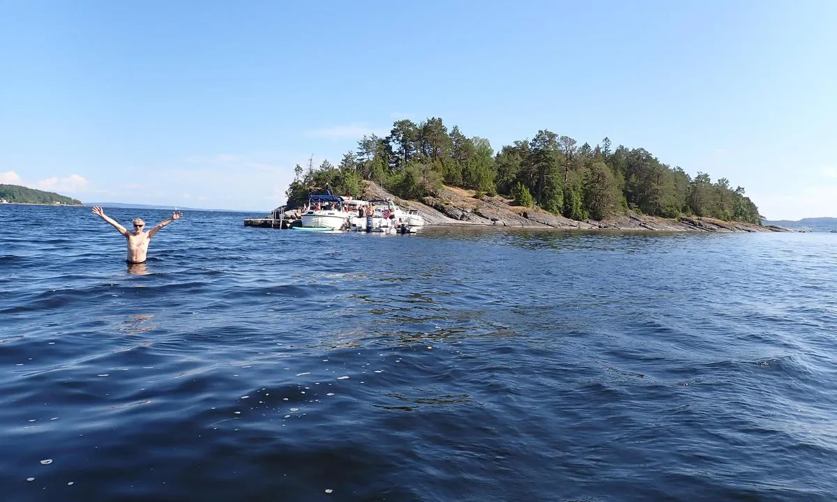 Gåserumpa: {"base": "no", "no": "Det er en grunne rett utenfor i forlengelsen av brygga. Her 1m dypt, kartet viser 0,7m.", "se": "Det finns ett grund precis utanf\u00f6r i f\u00f6rl\u00e4ngningen av bryggan. H\u00e4r \u00e4r det 1m djupt, kartan visar 0,7m.", "en": "There is a shoal right outside the extension of the pier. It is 1m deep here, the chart shows 0.7m.", "da": "Der er en grund lige udenfor i forl\u00e6ngelsen af kajen. Her er det 1m dybt, kortet viser 0,7m."}
