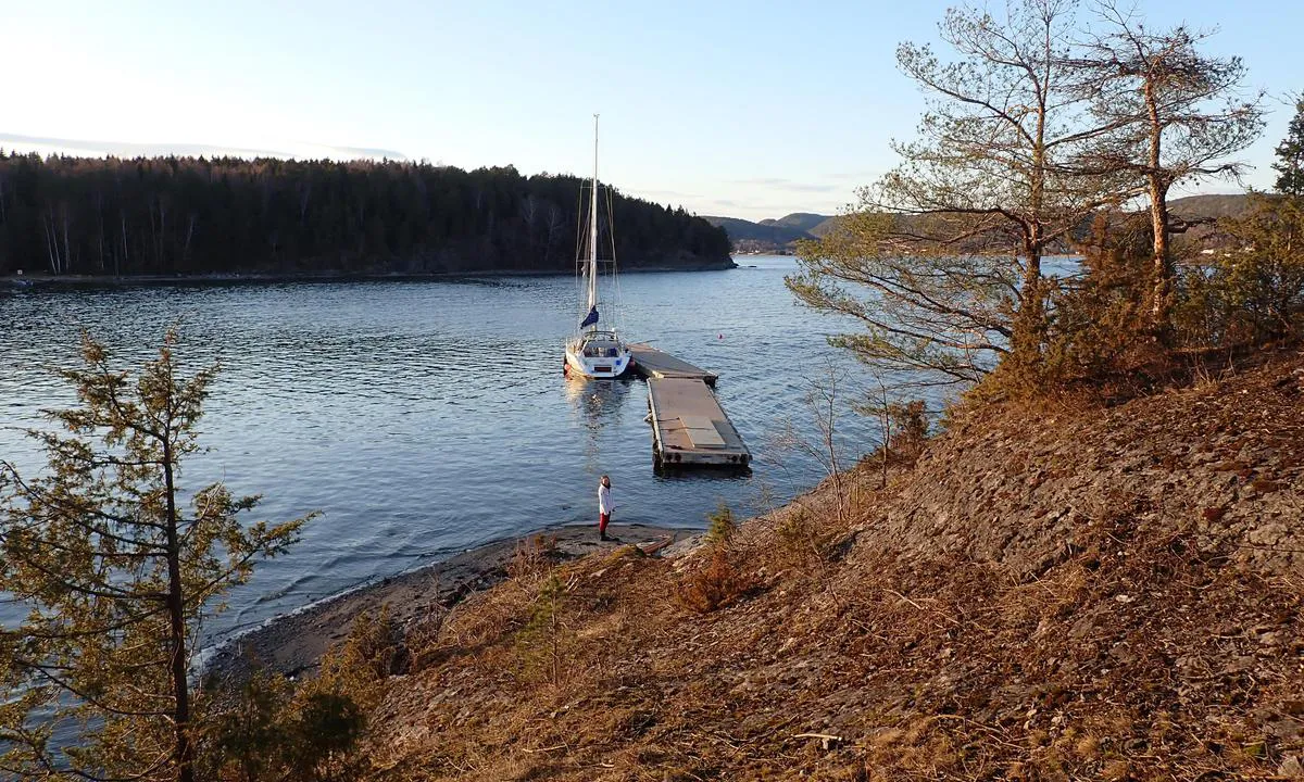 Gåserumpa: {"base": "no", "no": "Flytebrygga ligger ute hele \u00e5ret, landgangen er ofte tatt opp om h\u00f8sten. Det er grunt p\u00e5 vestsiden, men dypt p\u00e5 \u00f8stsiden. Kjettingene stikker skr\u00e5tt ut fra brygga, f\u00f8lg med. Det er ogs\u00e5 en grunne rett ut for brygga, den er merka p\u00e5 kartet, ca 1m.", "se": "Flytbryggan ligger ute hela \u00e5ret, landg\u00e5ngen tas ofta upp p\u00e5 h\u00f6sten. Det \u00e4r grunt p\u00e5 v\u00e4stsidan, men djupt p\u00e5 \u00f6stsidan. K\u00e4ttingarna sticker snett ut fr\u00e5n bryggan, var uppm\u00e4rksam. Det finns ocks\u00e5 ett grund rakt utanf\u00f6r bryggan, den \u00e4r markerad p\u00e5 kartan, cirka 1m.", "en": "The floating dock is available all year round, but the gangway is often removed in the autumn. It is shallow on the west side, but deep on the east side. The chains extend diagonally from the dock, so be attentive. There is also a shallow area directly out from the dock, marked on the chart, approximately 1 meter.", "da": "Flydebroen ligger ude hele \u00e5ret, landgangen er ofte taget op om efter\u00e5ret. Det er lavvandet p\u00e5 vestsiden, men dybt p\u00e5 \u00f8stsiden. K\u00e6derne stikker skr\u00e5t ud fra broen, v\u00e6r opm\u00e6rksom. Der er ogs\u00e5 en grund lige ud for broen, den er markeret p\u00e5 kortet, ca. 1 m."}