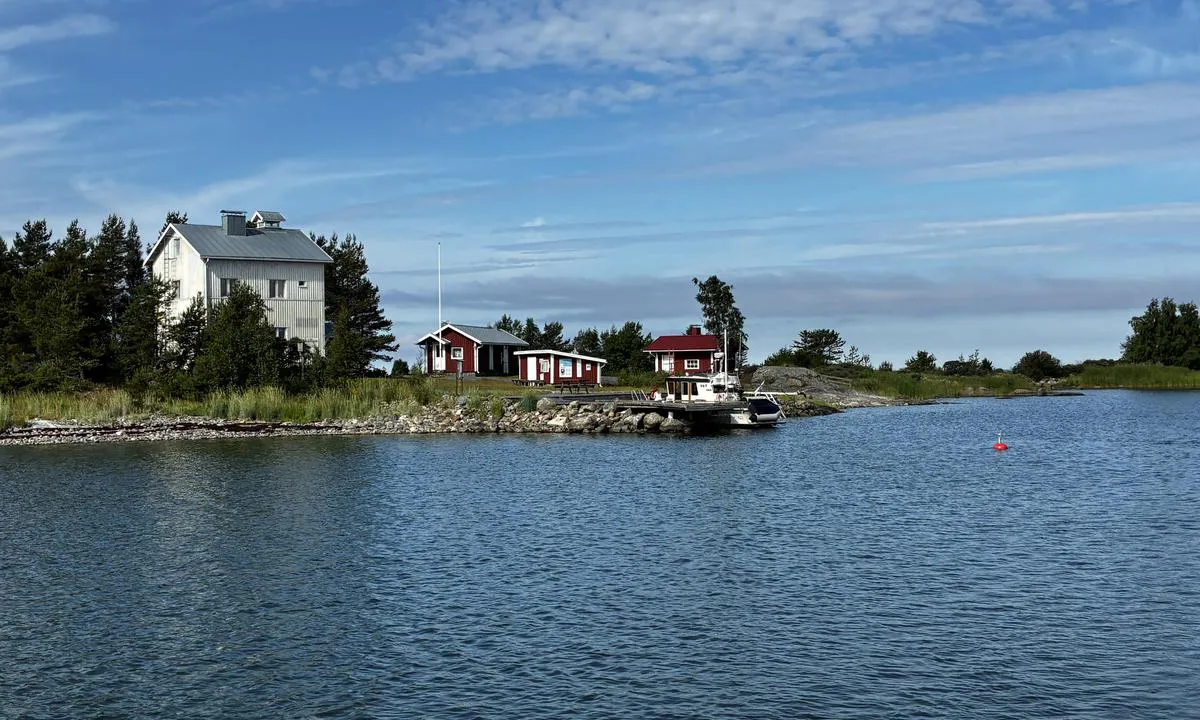 Gåshällan: {"base": "en", "no": "Innseiling fra s\u00f8r. Bygningen lengst til h\u00f8yre er en sauna.", "se": "Inlopp fr\u00e5n s\u00f6der. Den h\u00f6gra byggnaden \u00e4r en bastu.", "en": "Entrance from the south. The rightmost building is a sauna.", "da": "Indsejling fra syd. Den yderste bygning til h\u00f8jre er en sauna.", "fr": "Entr\u00e9e par le sud. Le b\u00e2timent le plus \u00e0 droite est un sauna.", "de": "Einfahrt von S\u00fcden. Das rechte Geb\u00e4ude ist eine Sauna.", "es": "Entrada desde el sur. El edificio m\u00e1s a la derecha es una sauna.", "it": "Entrata da sud. L'edificio pi\u00f9 a destra \u00e8 una sauna.", "pt": "Entrada pelo sul. O edif\u00edcio mais \u00e0 direita \u00e9 uma sauna.", "nl": "Ingang vanuit het zuiden. Het meest rechtse gebouw is een sauna.", "pl": "Wej\u015bcie od po\u0142udnia. Skrajny prawy budynek to sauna.", "uk": "\u0412\u0445\u0456\u0434 \u0437 \u043f\u0456\u0432\u0434\u043d\u044f. \u041d\u0430\u0439\u043f\u0440\u0430\u0432\u0456\u0448\u0430 \u0431\u0443\u0434\u0456\u0432\u043b\u044f - \u0441\u0430\u0443\u043d\u0430.", "ro": "Intrare dinspre sud. Cl\u0103direa cea mai din dreapta este o saun\u0103.", "tr": "G\u00fcneyden giri\u015f. En sa\u011fdaki bina bir sauna.", "el": "\u0395\u03af\u03c3\u03bf\u03b4\u03bf\u03c2 \u03b1\u03c0\u03cc \u03c4\u03bf\u03bd \u03bd\u03cc\u03c4\u03bf. \u03a4\u03bf \u03b4\u03b5\u03be\u03b9\u03cc\u03c4\u03b5\u03c1\u03bf \u03ba\u03c4\u03af\u03c1\u03b9\u03bf \u03b5\u03af\u03bd\u03b1\u03b9 \u03bc\u03b9\u03b1 \u03c3\u03ac\u03bf\u03c5\u03bd\u03b1.", "cs": "Vstup z jihu. Nejprav\u011bj\u0161\u00ed budova je sauna.", "hu": "Bej\u00e1rat d\u00e9lr\u0151l. A jobb sz\u00e9ls\u0151 \u00e9p\u00fclet egy szauna.", "fi": "Sis\u00e4\u00e4nk\u00e4ynti etel\u00e4st\u00e4. Oikeanpuoleisin rakennus on sauna.", "bg": "\u0412\u0445\u043e\u0434 \u043e\u0442 \u044e\u0433. \u041d\u0430\u0439-\u0434\u044f\u0441\u043d\u0430\u0442\u0430 \u0441\u0433\u0440\u0430\u0434\u0430 \u0435 \u0441\u0430\u0443\u043d\u0430.", "sr": "Ulaz sa juga. Najdesnija zgrada je sauna.", "et": "Sissep\u00e4\u00e4s l\u00f5unast. Parempoolseim hoone on saun.", "lv": "Ieeja no dienvidiem. Lab\u0113j\u0101 \u0113ka ir pirts.", "lt": "\u012e\u0117jimas i\u0161 piet\u0173. Kra\u0161tinis de\u0161in\u0117je pastatas yra pirtis."}