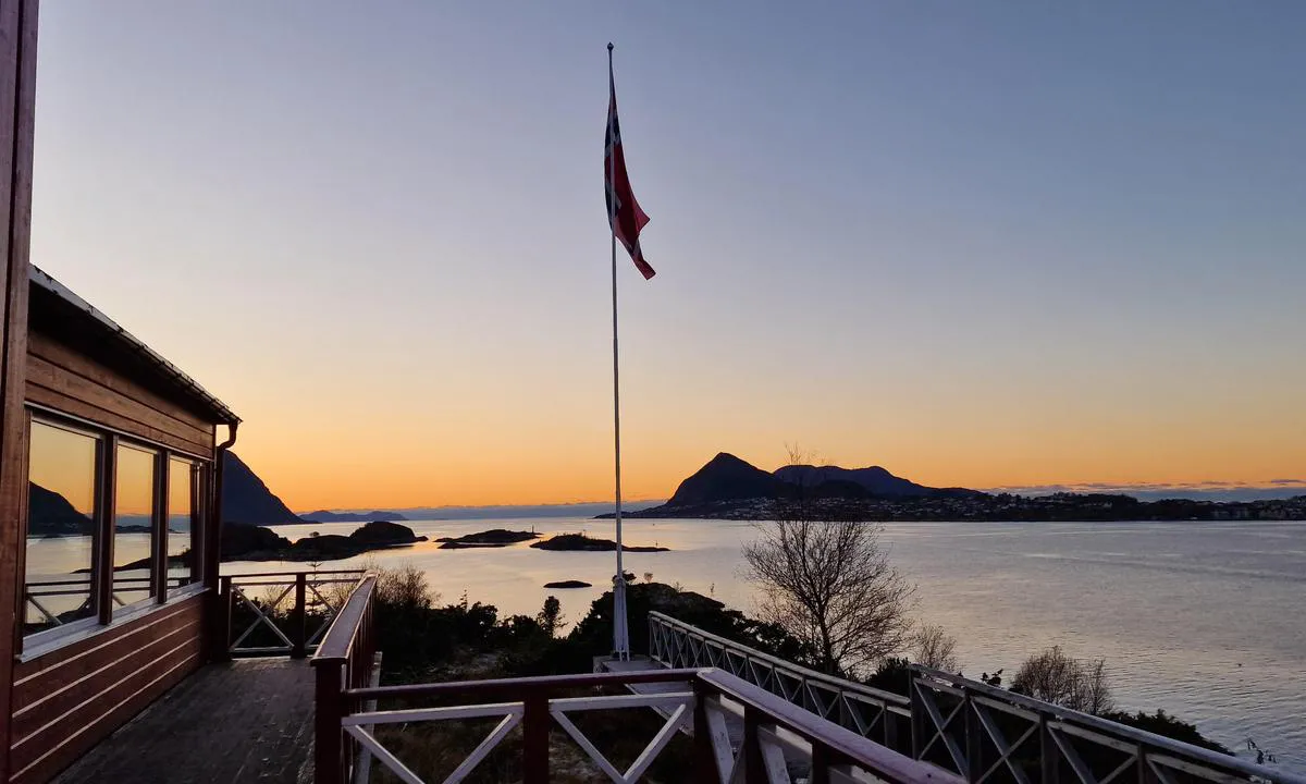 Gåsholmen: {"base": "no", "no": "Kveldsstemning fra Seilerhytta.", "se": "Kv\u00e4llsst\u00e4mning fr\u00e5n Seglarstugan.", "en": "Evening atmosphere from the Sailors' Cabin.", "da": "Aftenstemning fra Sejlerhytten."}