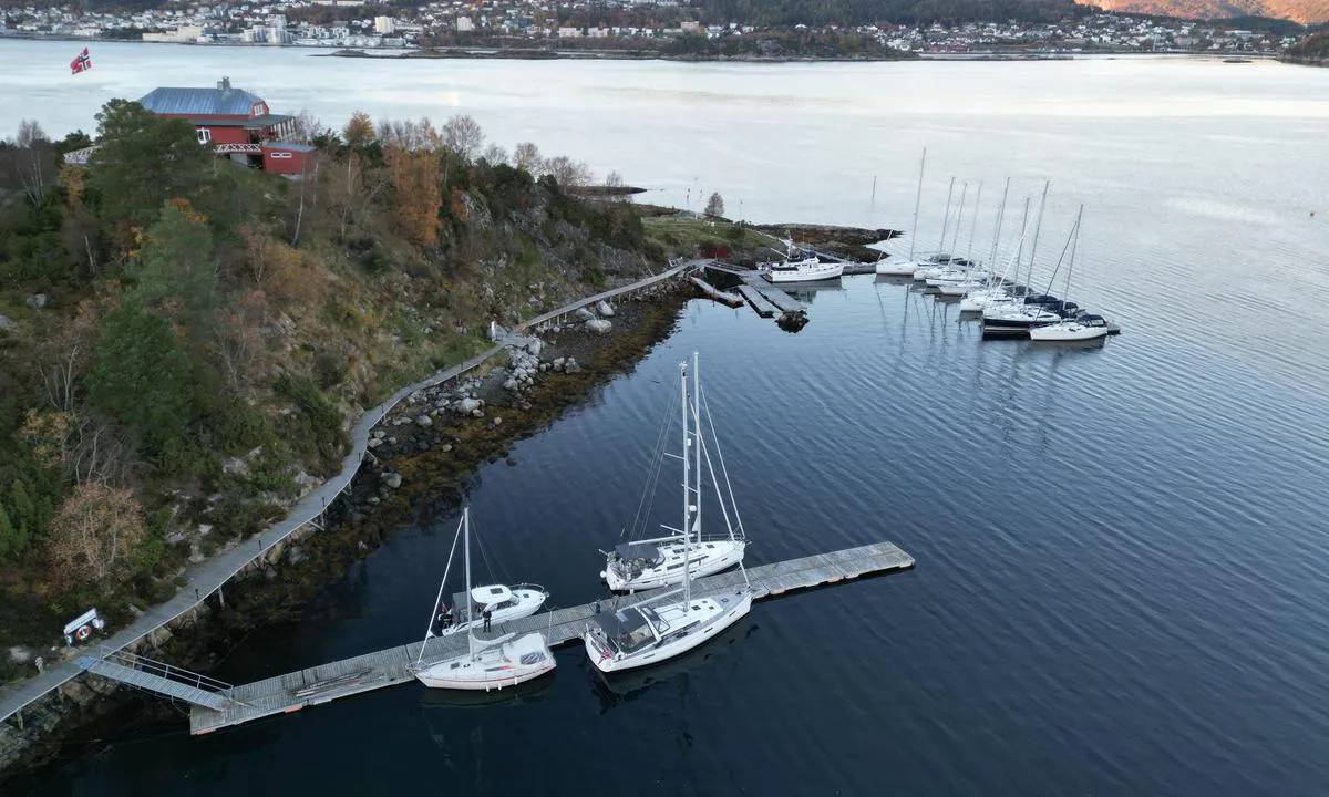 Gåsholmen gjestebrygge. Den nærmeste er for alle, og hesteskoen mot nord er forbeholdt Seilforeningens medlemmer.