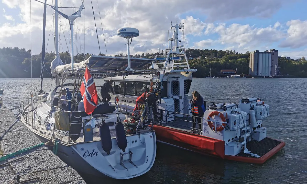 Gåsøkalven: Besøk fra Røde korsbåten som trente på båtmanøvrering.
Her ligger man trygt på sørlige vinder. Stor slette rett på innsiden.