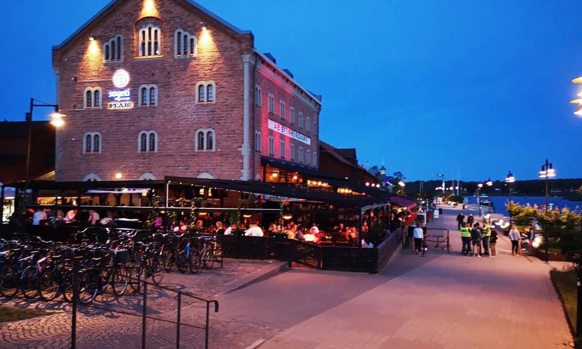 Nyköping Gästhamn: {"base": "de", "no": "Havnepromenade", "se": "Hamnpromenad", "en": "Harbor Promenade", "da": "Havnepromenade", "fr": "Promenade du port", "de": "Hafenpromenade", "es": "Paseo del Puerto", "it": "Passeggiata del porto", "pt": "Promeande do Porto", "nl": "Havenpromenade", "pl": "Promenada portowa", "uk": "\u041d\u0430\u0431\u0435\u0440\u0435\u0436\u043d\u0430 \u043f\u043e\u0440\u0442\u0443", "ro": "Promenada portului", "tr": "Liman gezinti yolu", "el": "\u03c0\u03c1\u03bf\u03ba\u03c5\u03bc\u03b1\u03af\u03b1 \u03bb\u03b9\u03bc\u03b1\u03bd\u03b9\u03bf\u03cd", "cs": "P\u0159\u00edstavn\u00ed promen\u00e1da", "hu": "Kik\u00f6t\u0151-s\u00e9t\u00e1ny", "fi": "Satamak\u00e4velykatu", "bg": "\u041f\u0440\u0438\u0441\u0442\u0430\u043d\u0438\u0449\u043d\u0430 \u0430\u043b\u0435\u044f", "sr": "\u043b\u0443\u043a\u0430 \u043f\u0440\u043e\u043c\u0435\u043d\u0430\u0434\u0430", "et": "Sadamapromenaad", "lv": "Ostas promen\u0101de", "lt": "Uostamies\u010dio promenada"}