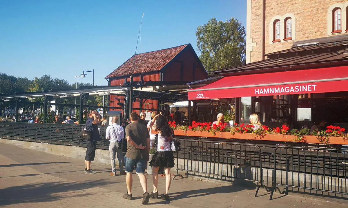 Nyköping Gästhamn: {"base": "de", "no": "Havnepromenade", "se": "Hamnpromenad", "en": "Harbor promenade", "da": "Havnepromenade", "fr": "Promenade du port", "de": "Hafenpromenade", "es": "Paseo del puerto", "it": "Passeggiata del porto", "pt": "Passeio do porto", "nl": "Havenpromenade", "pl": "Promenada portowa", "uk": "\u041f\u0440\u0438\u0441\u0442\u0430\u043d\u043d\u0430 \u043d\u0430\u0431\u0435\u0440\u0435\u0436\u043d\u0430", "ro": "Promenada portului", "tr": "Liman sahil yolu", "el": "\u03a0\u03b5\u03c1\u03af\u03c0\u03b1\u03c4\u03bf\u03c2 \u03bb\u03b9\u03bc\u03b1\u03bd\u03b9\u03bf\u03cd", "cs": "P\u0159\u00edstavn\u00ed promen\u00e1da", "hu": "Kik\u00f6t\u0151 s\u00e9t\u00e1ny", "fi": "Sataman promenadi", "bg": "\u041f\u0440\u0438\u0441\u0442\u0430\u043d\u0438\u0449\u043d\u0430 \u0430\u043b\u0435\u044f", "sr": "\u041b\u0443\u043a\u0430 \u041f\u0440\u043e\u043c\u0435\u043d\u0430\u0434\u0435", "et": "Sadamapromenaad", "lv": "Ostas promen\u0101de", "lt": "Uosto promenada"}