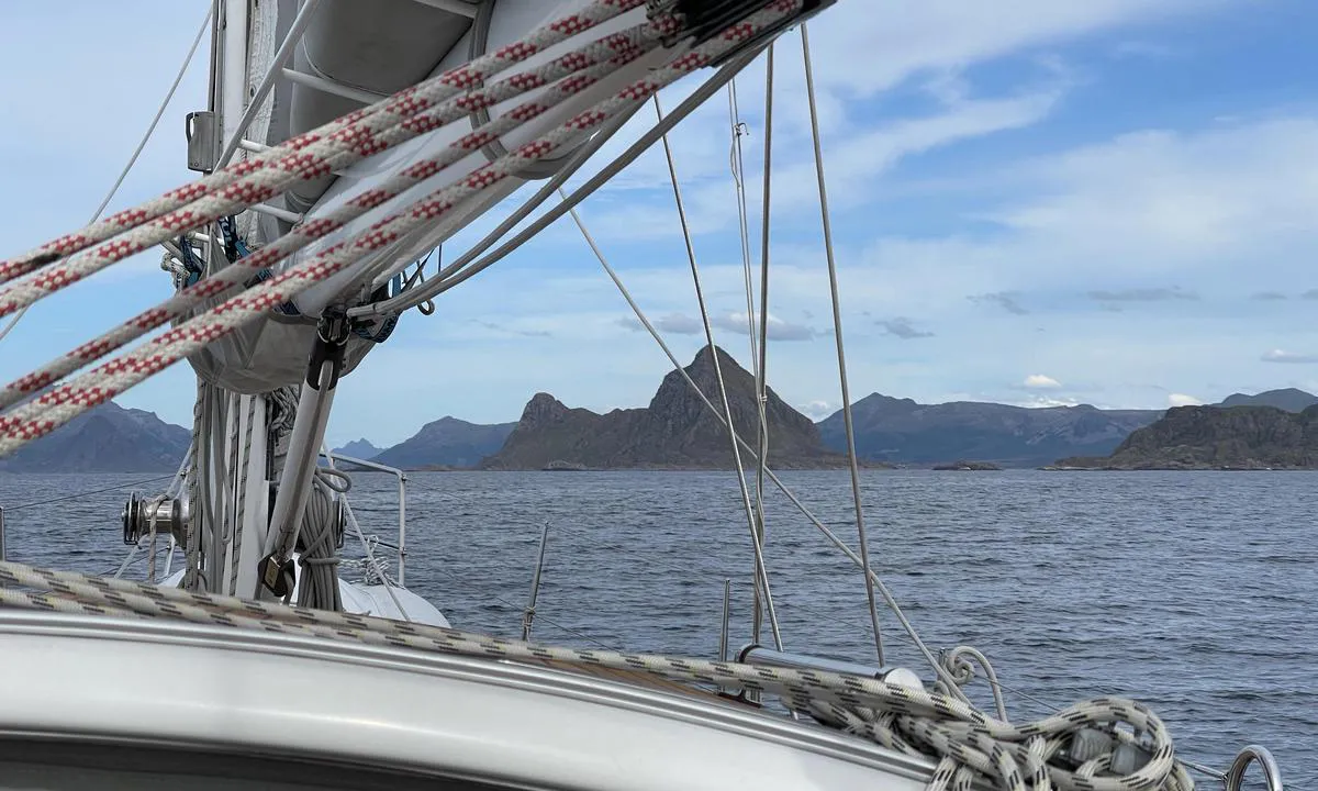 Gaukværøy: {"base": "no", "no": "Gaukv\u00e6r\u00f8y har en karakteristisk form som gj\u00f8r den lett \u00e5 se p\u00e5 lang avstand. Ankringsplassen ligger ved den minste toppen til venstre p\u00e5 bildet. Ankring inne i den gamle havna, med god holdebunn p\u00e5 7m. Sandbunn. Ligger ei fort\u00f8yingsb\u00f8ye der med ukjent bunnfeste.", "se": "Gaukv\u00e6r\u00f8y har en karakteristisk form som g\u00f6r den l\u00e4tt att se p\u00e5 l\u00e5ngt avst\u00e5nd. Ankringsplatsen ligger vid den minsta toppen till v\u00e4nster p\u00e5 bilden. Ankras inne i den gamla hamnen, med gott f\u00e4ste p\u00e5 7m. Sandbotten. Det ligger en f\u00f6rt\u00f6jningsboj d\u00e4r med ok\u00e4nt bottenf\u00e4ste.", "en": "Gaukv\u00e6r\u00f8y has a distinctive shape that makes it easy to spot from a long distance. The anchorage is located by the smallest peak to the left in the picture. Anchor inside the old harbor, with good holding ground at 7m. Sandy bottom. There is a mooring buoy there with an unknown anchorage.", "da": "Gaukv\u00e6r\u00f8y har en karakteristisk form, som g\u00f8r den let at se p\u00e5 lang afstand. Ankerpladsen ligger ved den mindste top til venstre p\u00e5 billedet. Ankring inde i den gamle havn, med god ankerbund p\u00e5 7m. Sandbund. Der ligger en fort\u00f8jningsb\u00f8je med ukendt bundf\u00e6ste."}