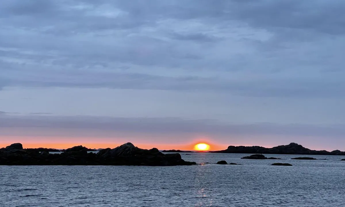 Gaukværøy: Skjæra utenfor beskytter mot sjø og svell. Ved første øyekast på kartet så er det urent farvann, men kartene er gode og det er enkelt å finne sikker rute inn og ut fra havna.