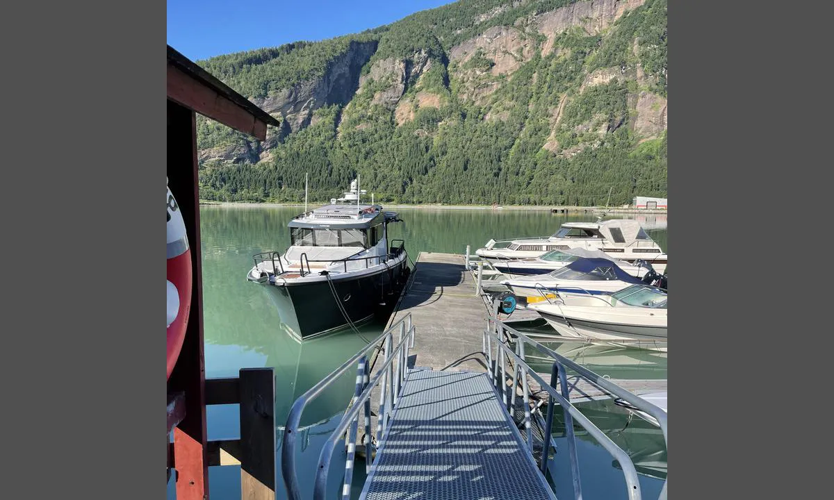 Gaupne Båthavn: {"base": "no", "no": "Gjestebrygga p\u00e5 venstreside", "se": "G\u00e4stbryggan p\u00e5 v\u00e4nster sida", "en": "Guest pier on the port side", "da": "G\u00e6stebroen p\u00e5 venstreside"}
