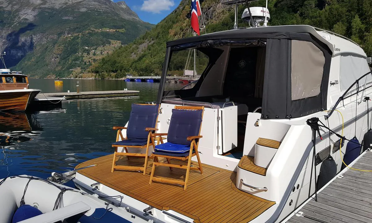 Geirangerfjorden Marina: {"base": "no", "no": "Gjestebrygge", "se": "G\u00e4stbrygga", "en": "Guest pier", "da": "G\u00e6stebro"}
