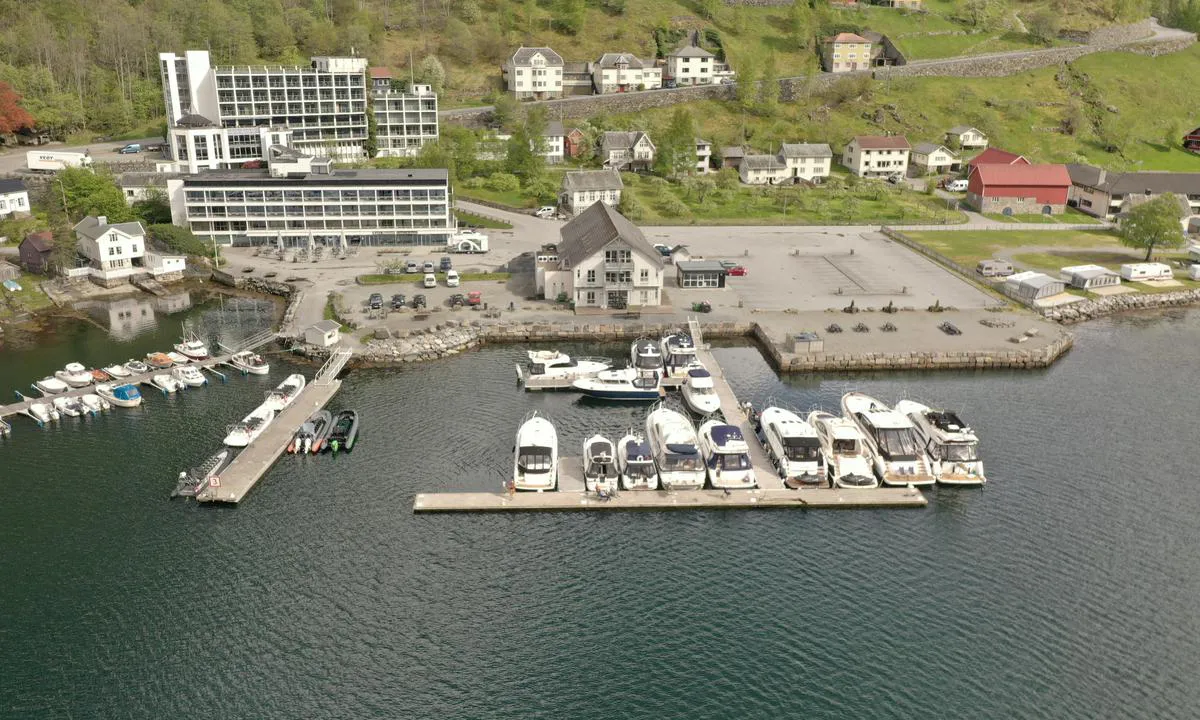 Geirangerfjorden Marina: I Geiranger fortøyer gjestebåter på flytebrygge.