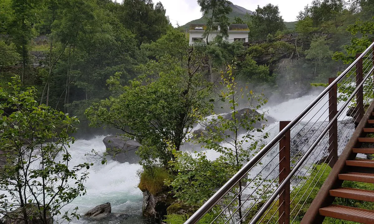 Geirangerfjorden Marina: {"base": "no", "no": "Tur ved fossen i en fin og sikker trapp.", "se": "Utflykt vid vattenfallet p\u00e5 en fin och s\u00e4ker trappa.", "en": "Trip by the waterfall on a nice and secure staircase.", "da": "Tur ved vandfaldet i en fin og sikker trappe."}
