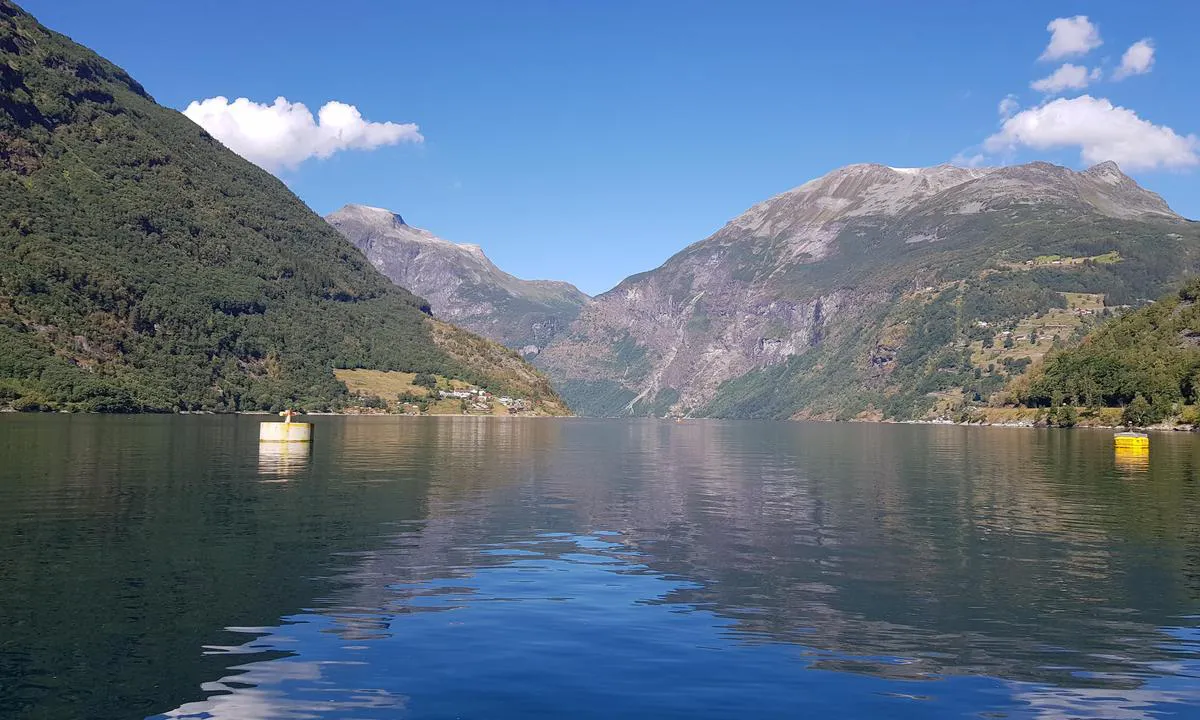 Geirangerfjorden Marina: {"base": "no", "no": "Utsikt over fjorden fra gjestebrygga.", "se": "Utsikt \u00f6ver fjorden fr\u00e5n g\u00e4stbryggan.", "en": "View over the fjord from the guest pier.", "da": "Udsigt over fjorden fra g\u00e6stebroen."}