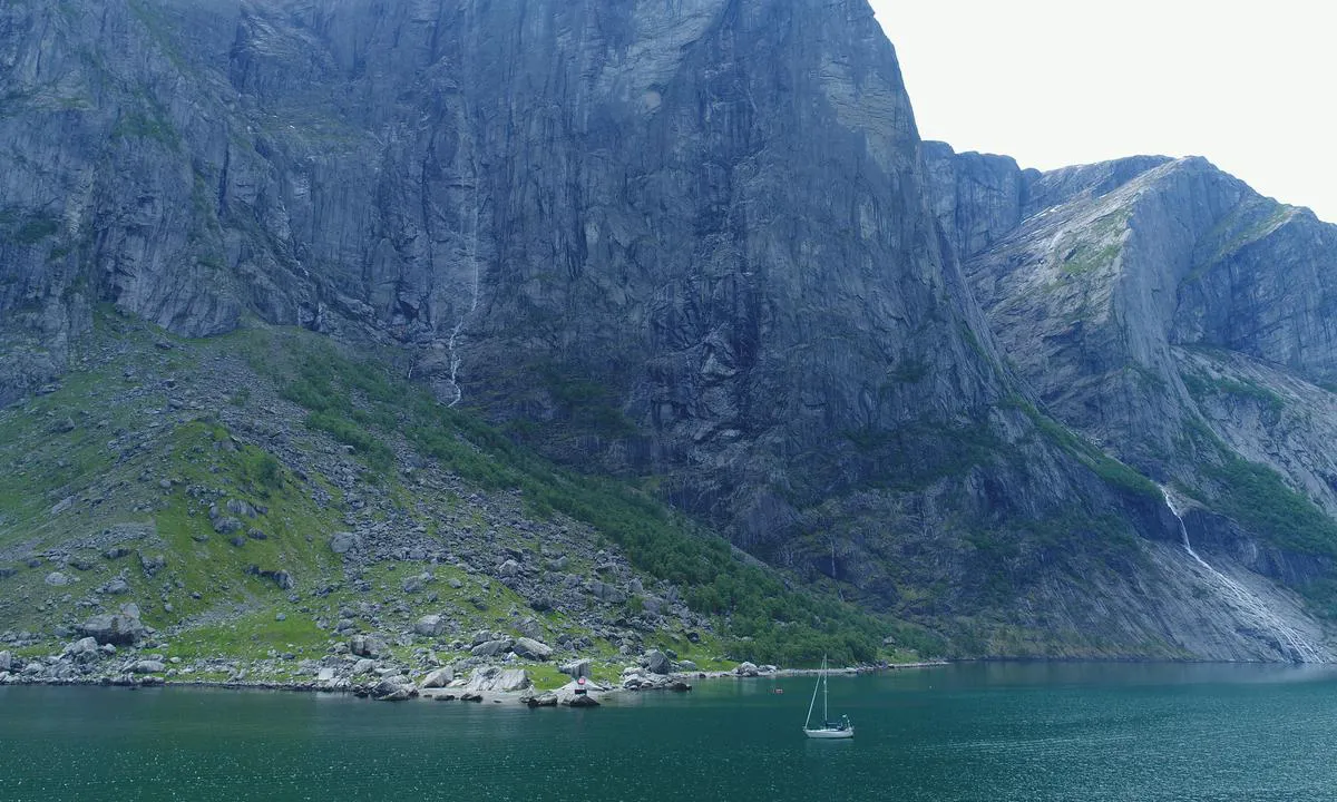 Ved Geitaneset ankrer du opp rett under de bratte fjellene i Lysefjorden.