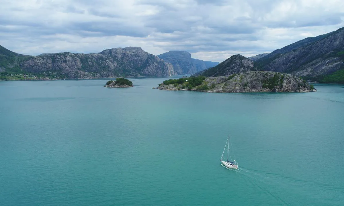 {"base": "no", "no": "P\u00e5 vei inn Lysefjorden mot Geitaneset.", "se": "P\u00e5 v\u00e4g in i Lysefjorden mot Geitaneset.", "en": "On the way into Lysefjorden towards Geitaneset.", "da": "P\u00e5 vej ind i Lysefjorden mod Geitaneset."}