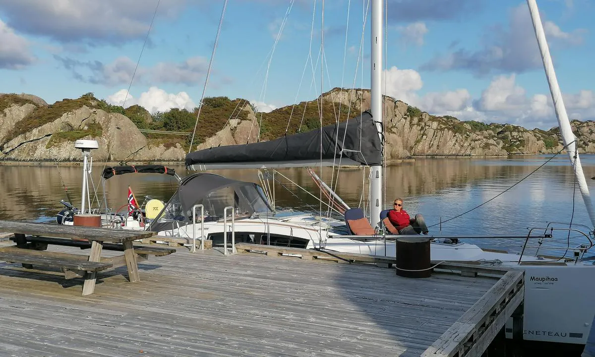 Geitarøyna: {"base": "no", "no": "\"offentlig kai\"?", "se": "offentlig kaj", "en": "public quay", "da": "offentlig kaj"}
