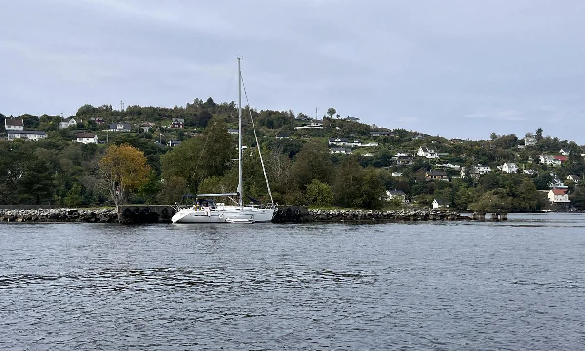 Geitøy i Alverstraumen: {"base": "no", "no": "God kai, men utsatt for b\u00f8lger fra passerende b\u00e5ter.", "se": "Bra kaj, men utsatt f\u00f6r svall fr\u00e5n f\u00f6rbipasserande b\u00e5tar.", "en": "Good quay, but exposed to waves from passing boats.", "da": "God kaj, men udsat for b\u00f8lger fra passerende b\u00e5de."}